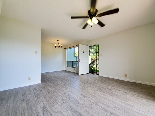 Building Photo - Rarely available! Upgraded ground floor 2b...