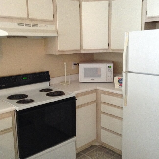 Building Photo - SPECIAL!  Fully Furnished 2 Bedroom Condo in River Oaks; 1/2 off rent second month