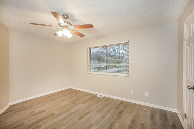 Building Photo - 711 Shady Creek Dr