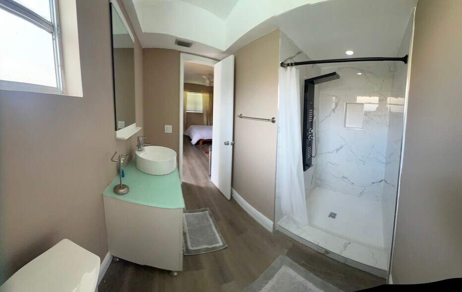 Building Photo - 880 NW 72nd Ter