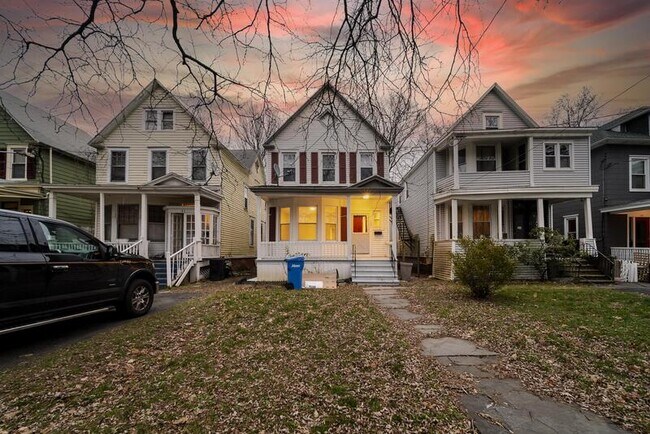 Building Photo - 139 N Pine Ave