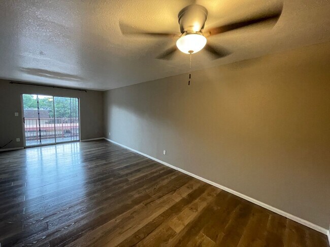 Building Photo - Spacious 2 Bed 1 Bath Condo in Hamden South!