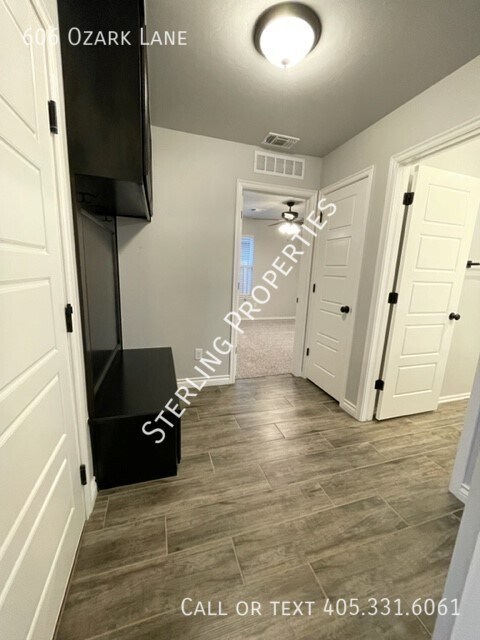 Building Photo - 606 Ozark Ln