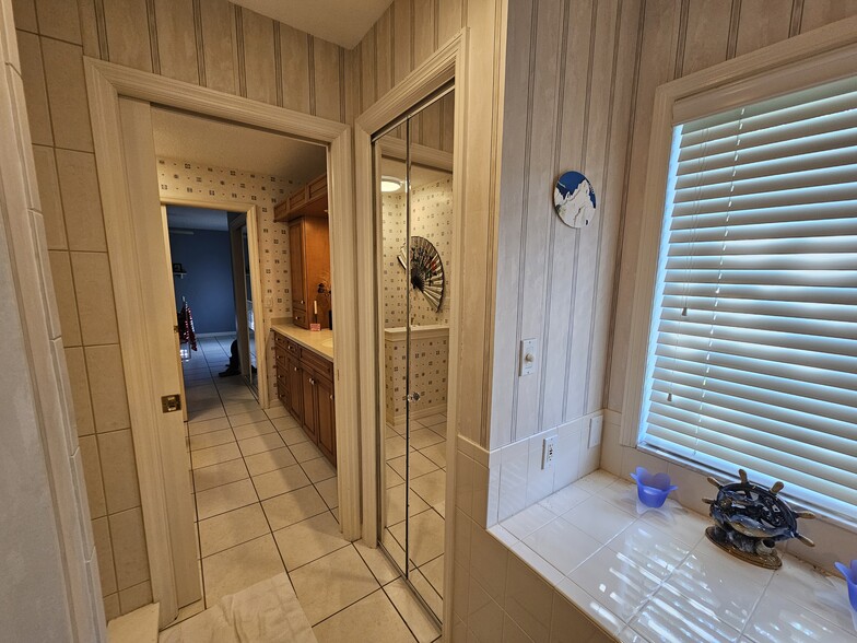 Building Photo - 2210 Bayou Dr