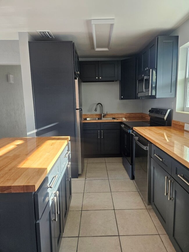 Building Photo - 3 bedroom 2 bath home