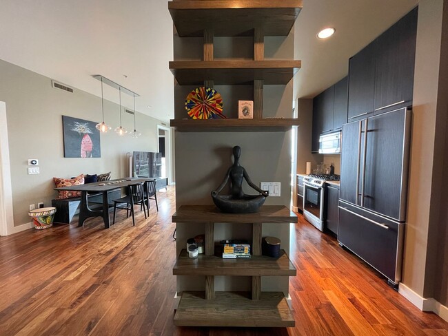 Building Photo - Incredible 1Bd/1Ba Fully Furnished Condo in the Pearl!!!! Corner Unit with Spectacular Views & Ga...