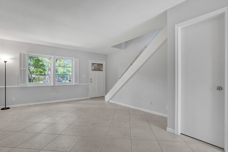 Building Photo - 12 NE 20th Ct