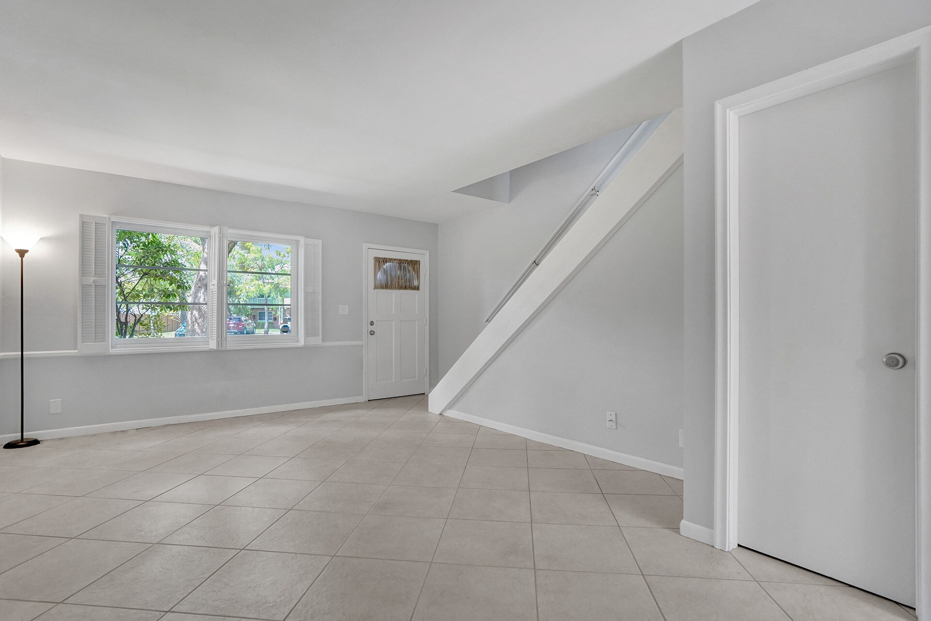 Building Photo - 12 NE 20th Ct