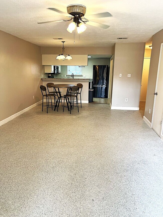 Building Photo - Conveniently Located Humble Townhome
