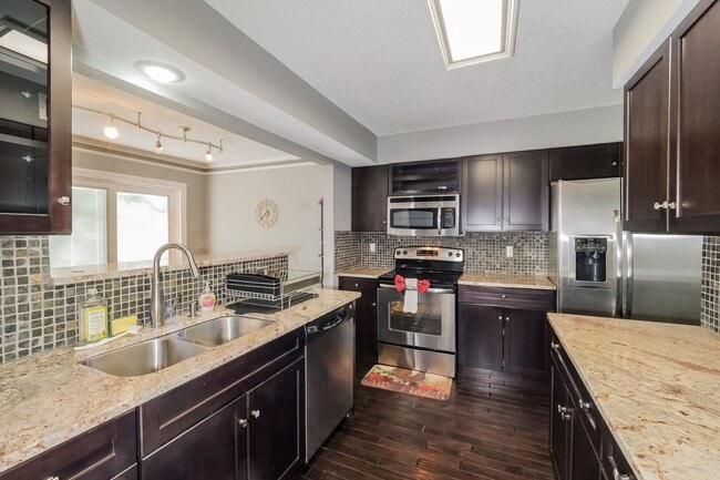 Building Photo - Beautiful Overland Park Townhome 2/3-Bed, 3.5-Bath - February move-in Special!!