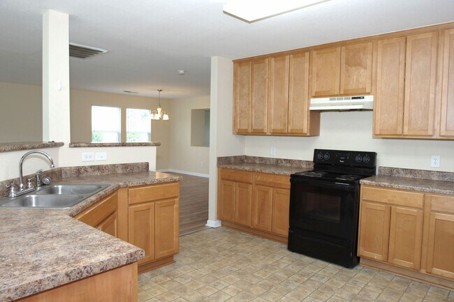 Building Photo - Move-In Special!