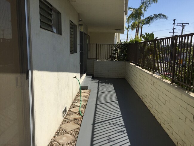 Building Photo - 3400 Club Dr