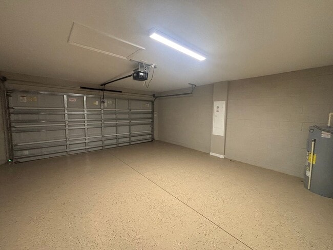 Building Photo - Great 3/2 in ideal location