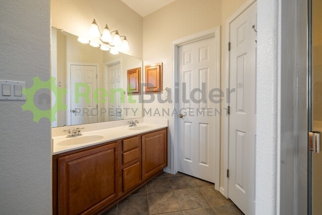 Building Photo - !!WOW!!  SPECIAL PRICE REDUCTION JUST IN T...