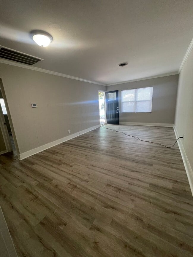 Building Photo - Modern Charm in Gloverville SC