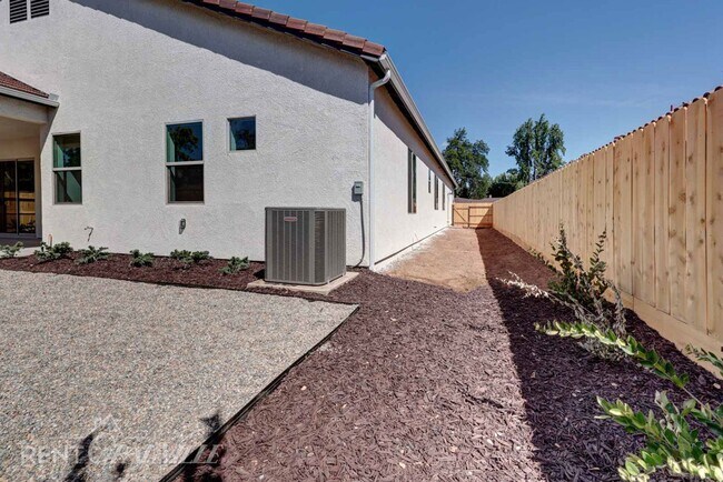 Building Photo - 1314 E Santa Ana Ave