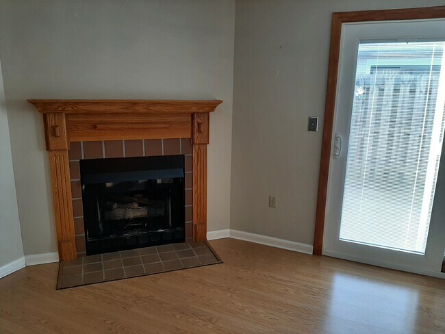 Building Photo - 582 Moull St