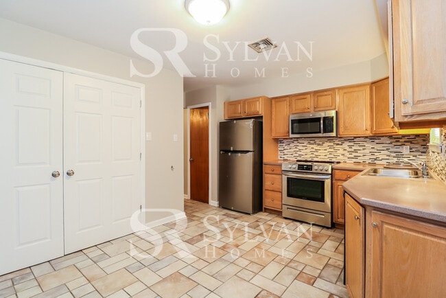 Building Photo - Beautifully updated 3 bedroom rancher!