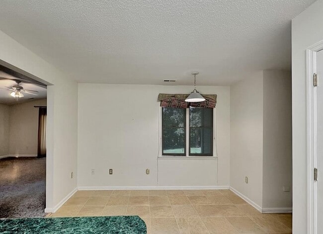 Building Photo - Beaver Creek Condo Enjoy Living at it's Fi...