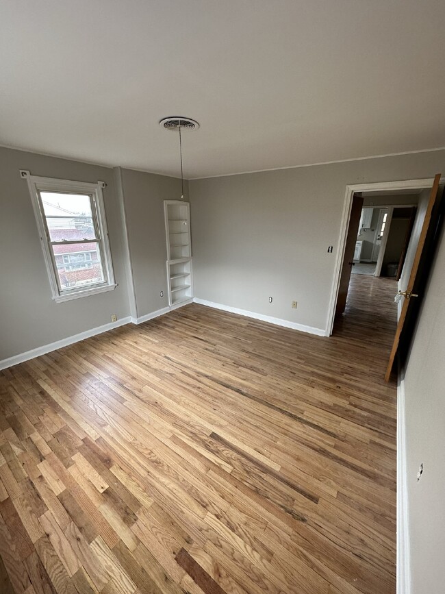 Building Photo - AVAILABLE NOW! Newly Renovated 1BR!