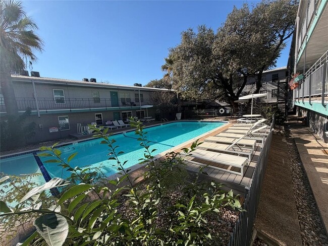 Building Photo - 300 Crockett St