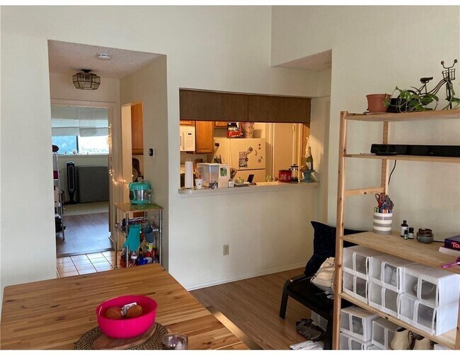 Building Photo - 806 W 24th St