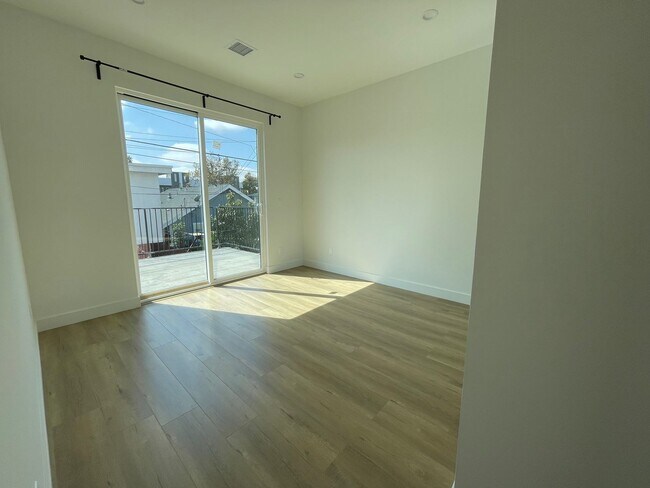 Building Photo - JUST COMPLETED MODERN TOWNHOMES! Never Liv...