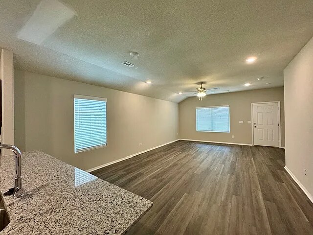 Building Photo - 2440 N Raven Ln