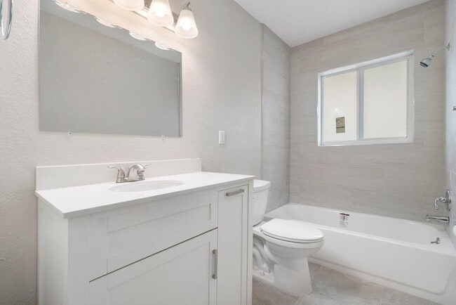 Building Photo - 245 SW 6th St