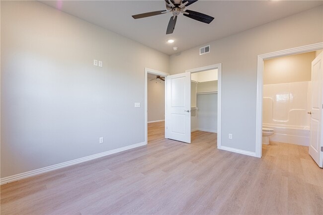 Building Photo - 1406 SW Casuarina Dr