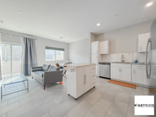 Building Photo - Exceptional Partially-Furnished 2/2.5 North Phoenix Townhome!