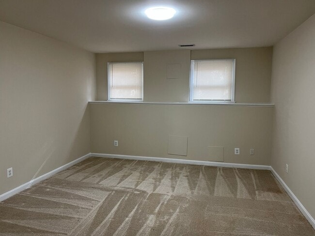 Building Photo - Spacious and Gracious, Close to EVERYTHING!