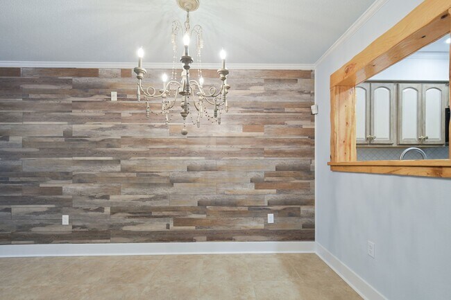 Building Photo - Luxury Finishes Throughout!!