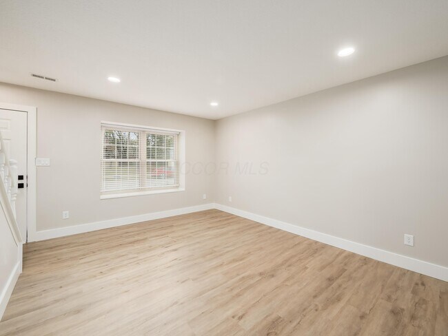 Building Photo - 631 Pebble Pl Dr