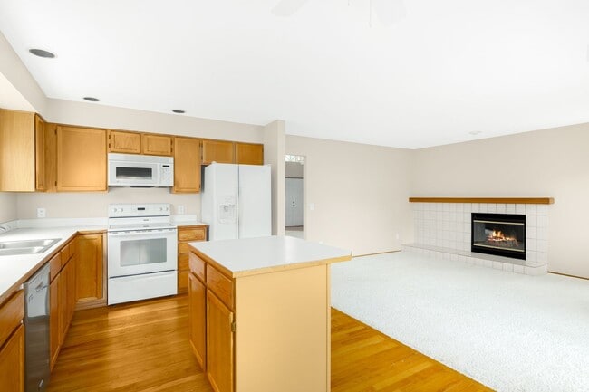 Building Photo - Beautiful and Bright 3 Bedroom Home in Klahanie