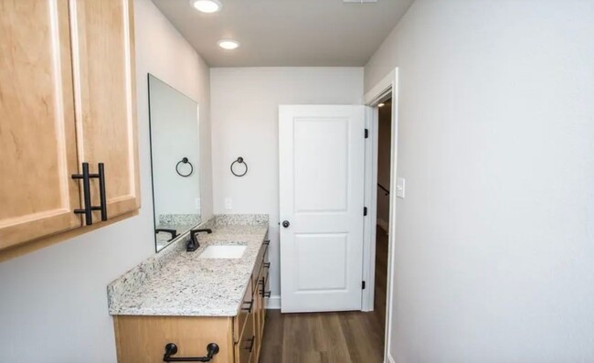 Building Photo - 3 Bedroom 2.5 Bathroom Townhome in Prime L...