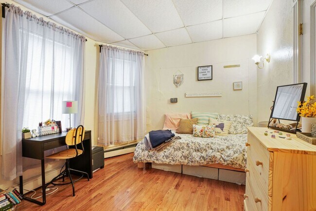 Building Photo - Great Mission Hill 4 bed