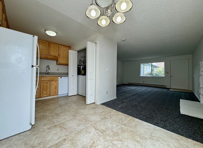 Building Photo - Charming Three Bedroom Near S. Waterfront & Macadam Ave~ Updates Throughout~ W/D Included ~ Detac...