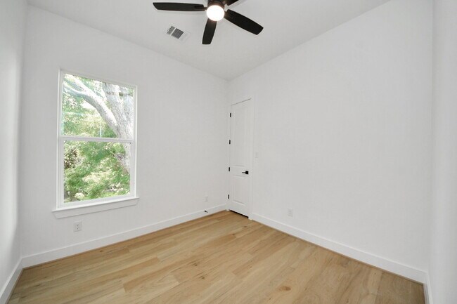 Building Photo - 7117 Eastwood St