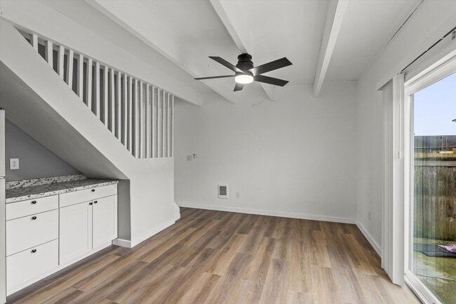 Building Photo - Cute 3 bed 2 bath town home