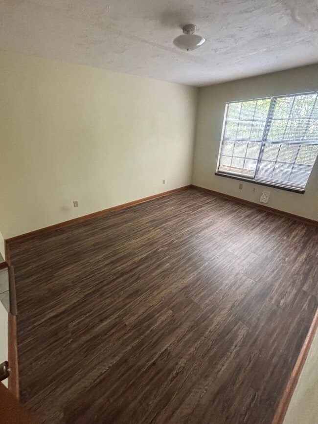 Building Photo - Large 2/2 flat, walking distance to Capita...