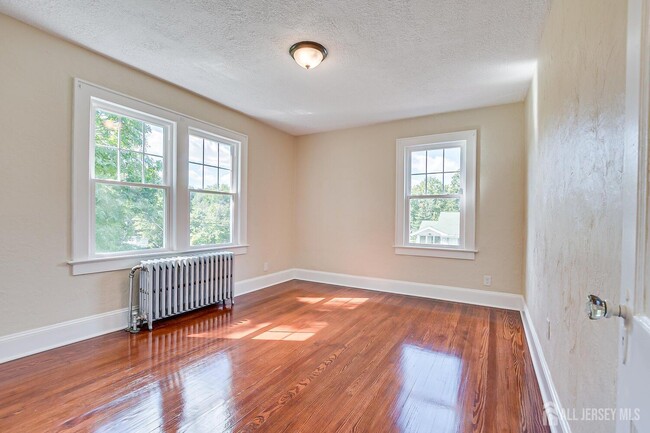 Building Photo - 338 Buckelew Ave