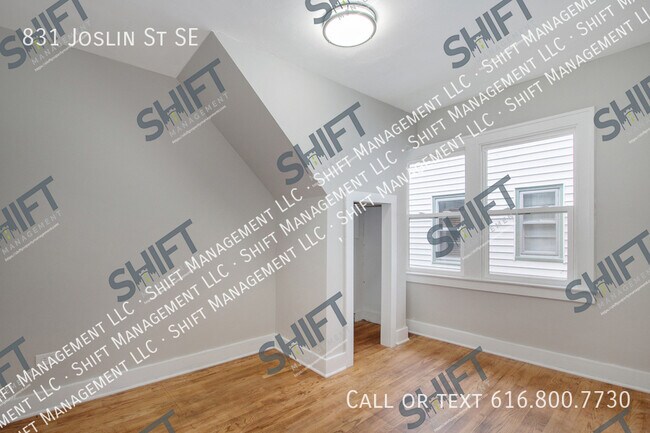 Building Photo - 831 Joslin St SE