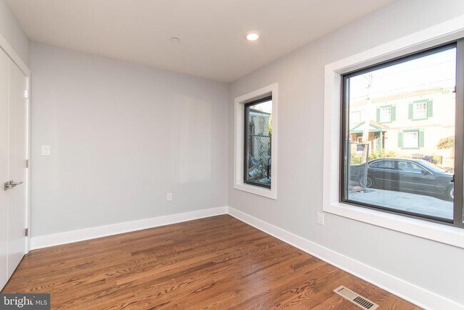 Building Photo - 812 N Uber St