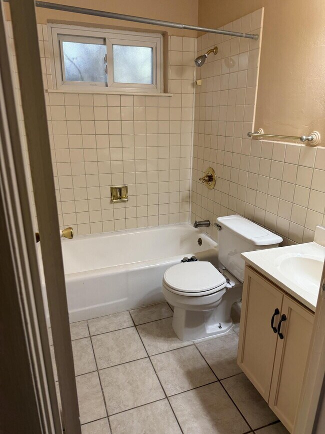 Building Photo - Charming 3 bed/2 bath house in the Heart o...