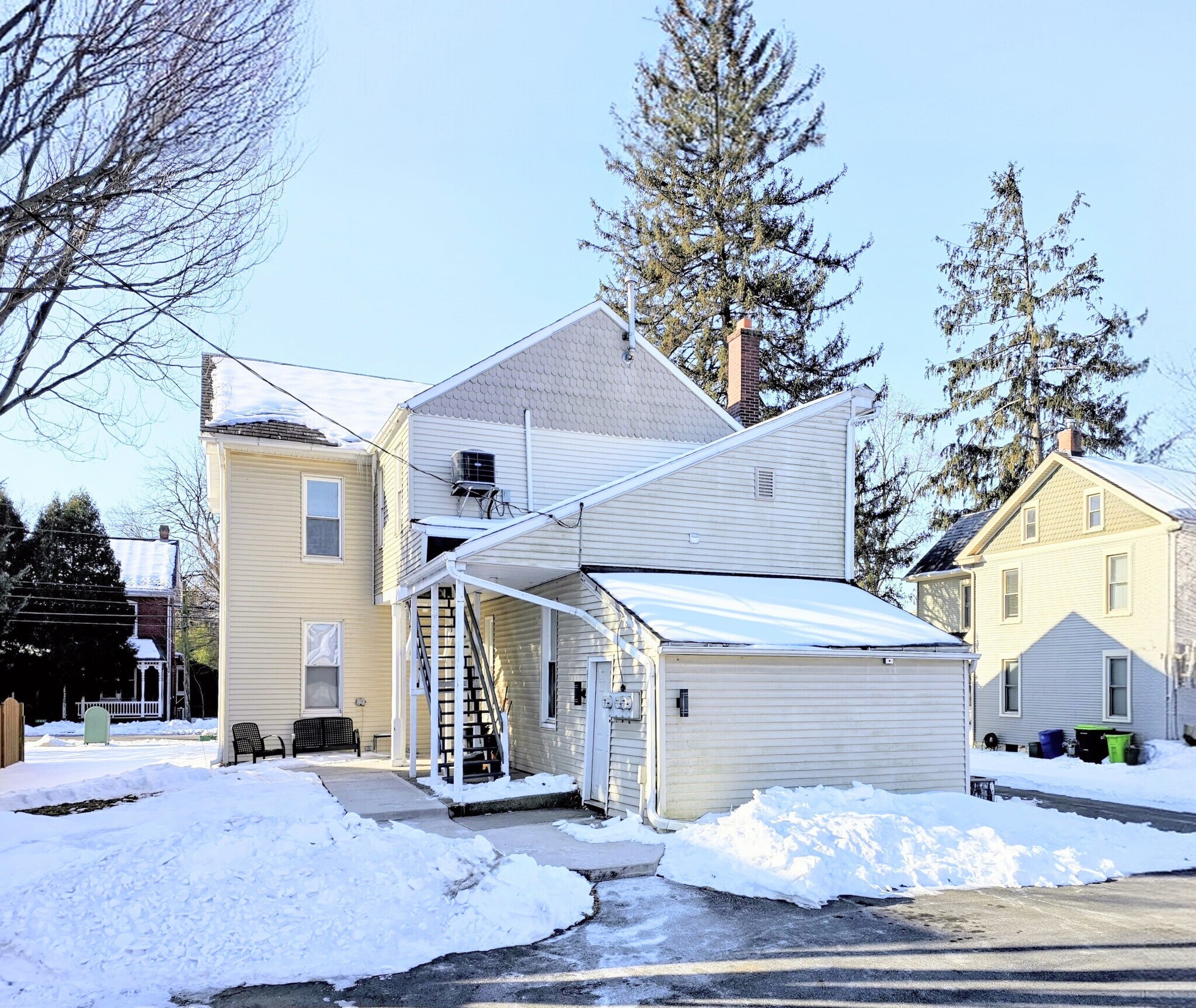 Building Photo - 221 Main St