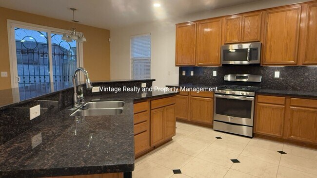 Building Photo - 244 Lazy Ridge Ave