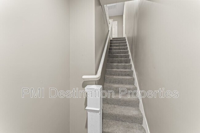 Building Photo - 719 5th St