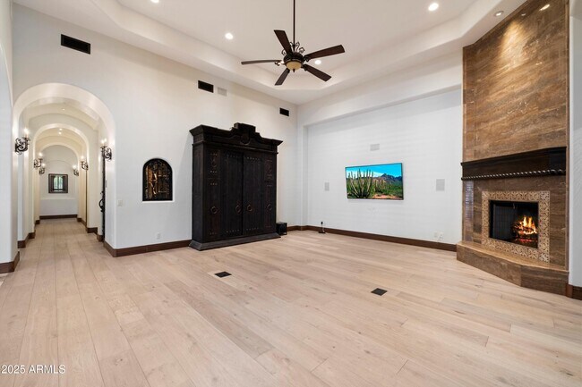 Building Photo - 8515 E Sutton Dr