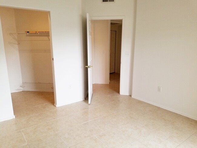 Building Photo - 1 Bedroom 1 Bath in a Lush, Gated Communit...